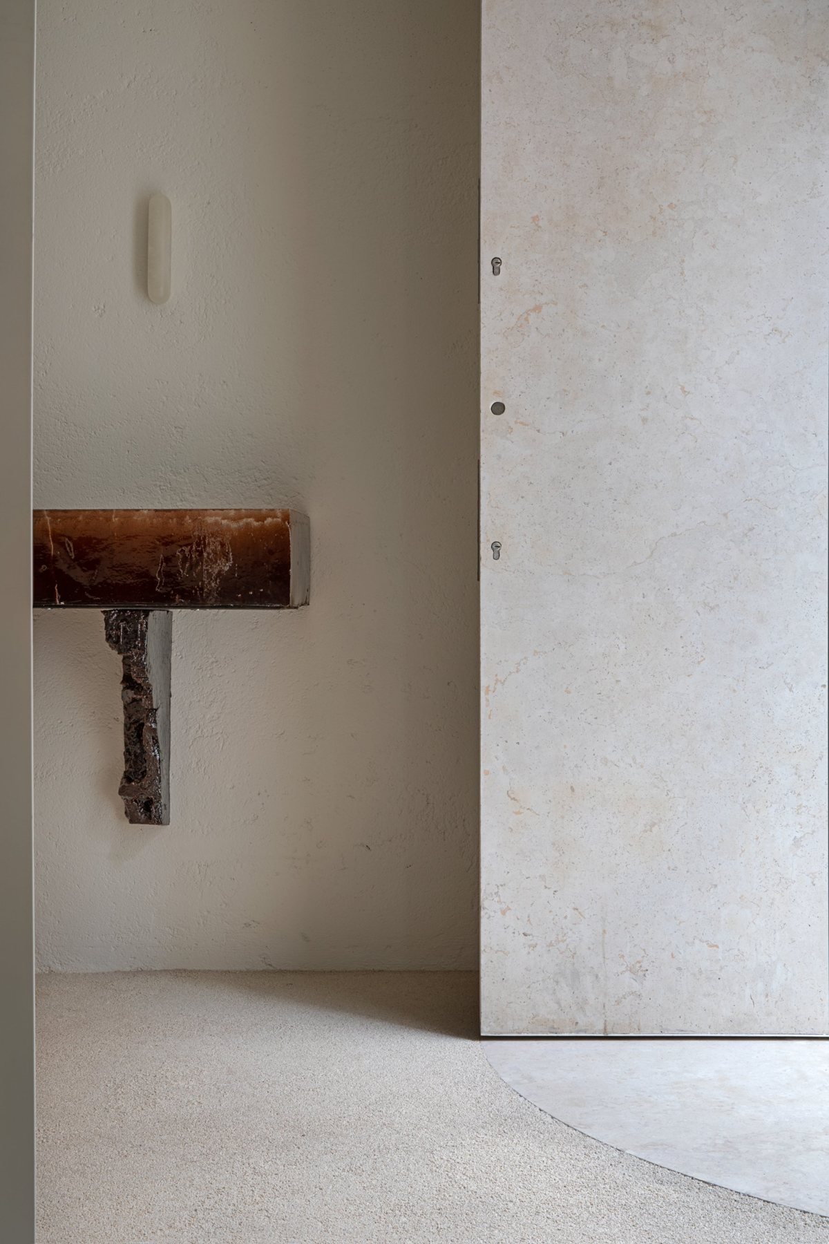 IM Café: lavabo de resina, aplique de alabastro y puerta de piedra