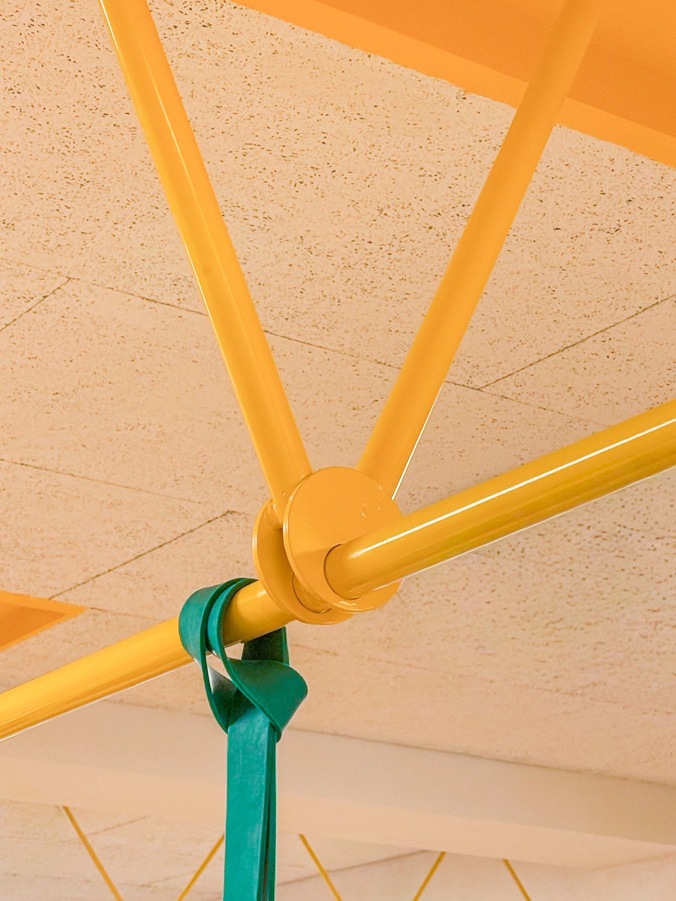 Prado Motion Pilates: nudo de la estructura de tubo amarillo