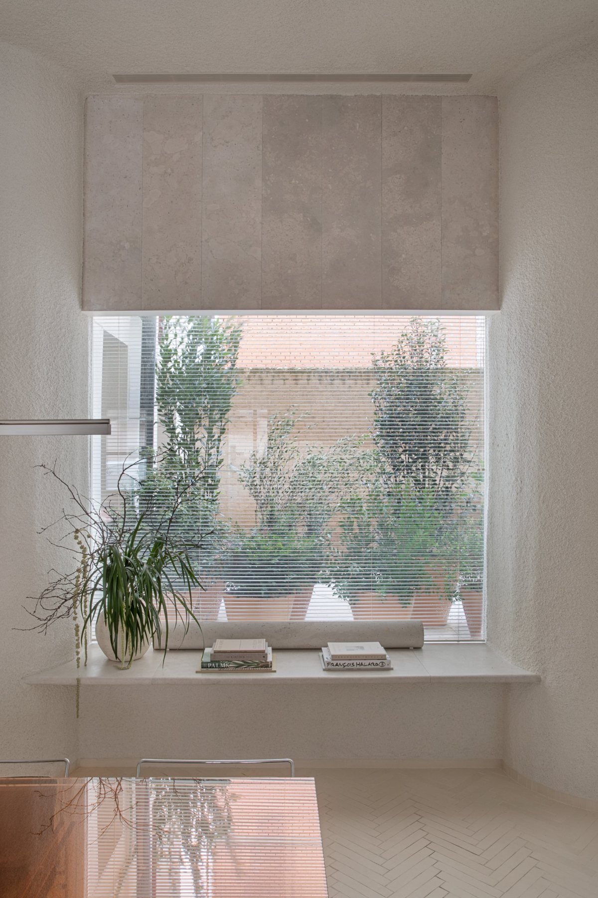 IM Café: ventana con lamas, dintel de piedra y banco corrido