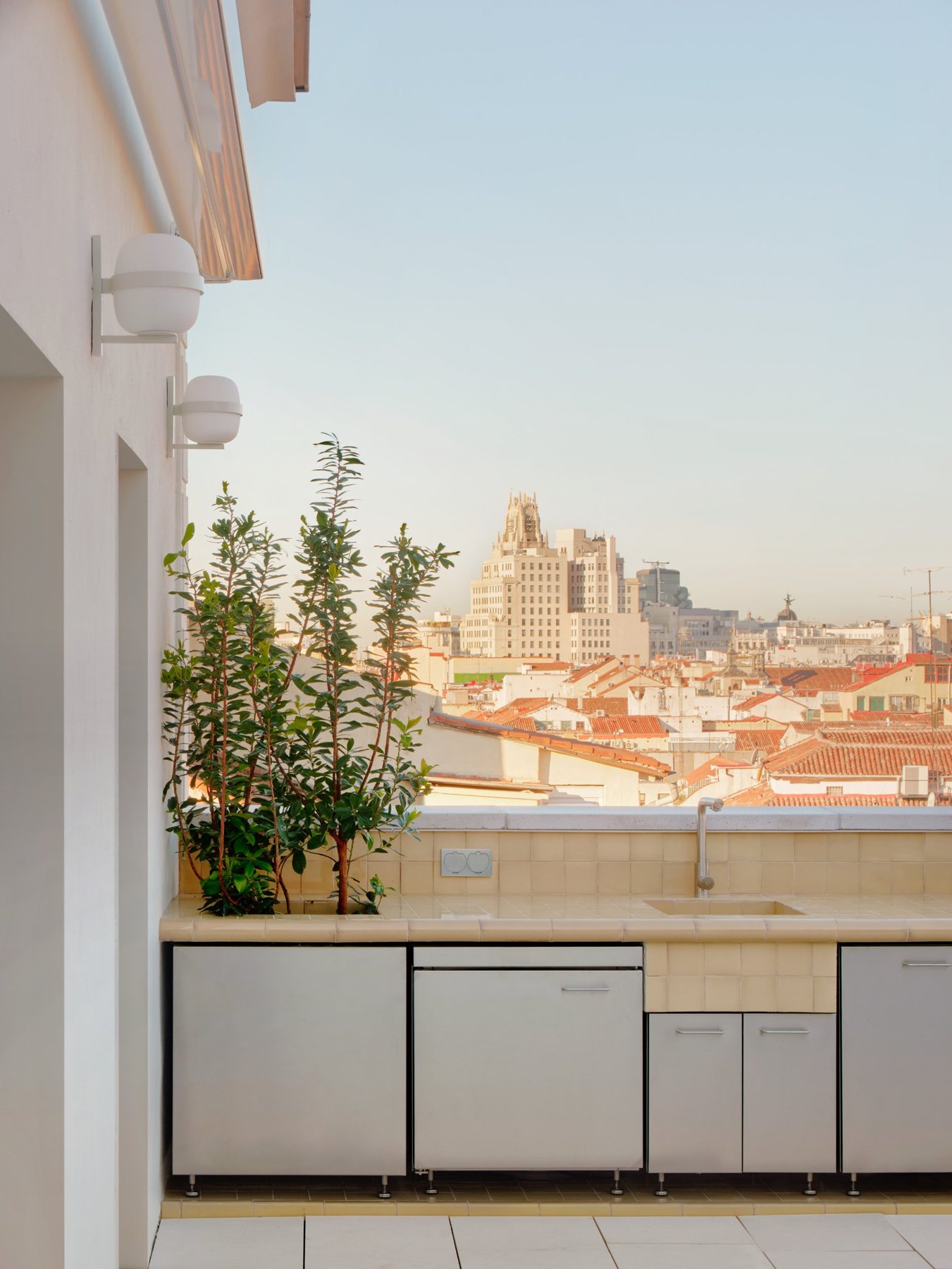 Justicia: cocina de terraza en acero y azulejo con vistas a la Gran Vía